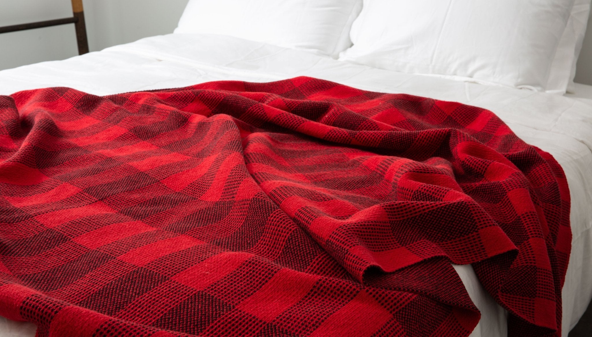 Unveiling the Perfect Throw Blanket: Size, Types, and Cozy Delights - In2Green